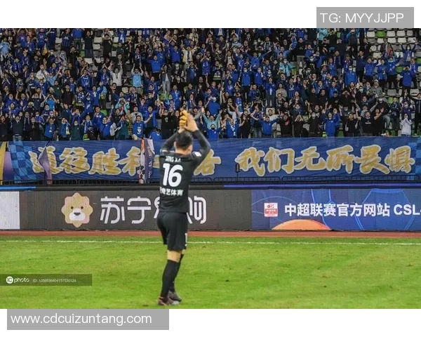 大连一方与江苏苏宁易购激战正酣比分悬念不断引发球迷热议